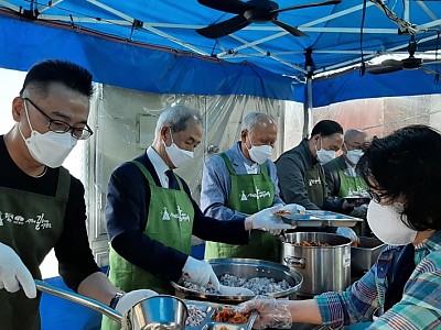 샬롬나비, 영등포역 광야교회 성도들과 함께 예배드리고, 배식 봉사